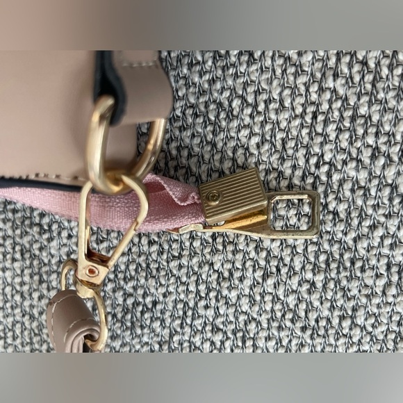 Chic Pink and Gold Satchel with Structured Design - Picture 8 of 16